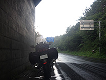 FJRと雨宿り